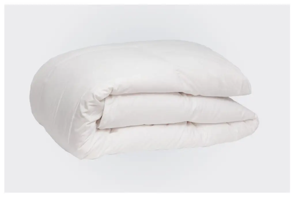 Edredón nórdico 100 % plumón natural. Tiene un gramaje ligero de 180 gr y tejido de algodón saten de 300 hilos super transpirable