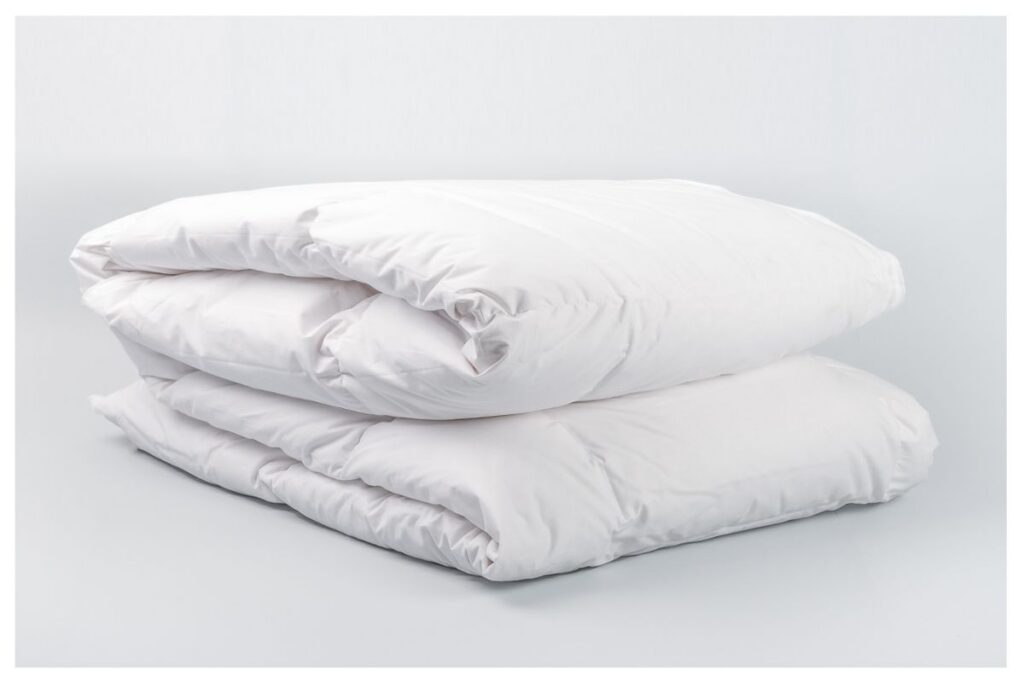 Edredón nórdico con 90 % de plumón natural y 10 % con pequeñas plumas. Tiene un gramaje ligero de 220 gr y tejido de algodón super transpirable