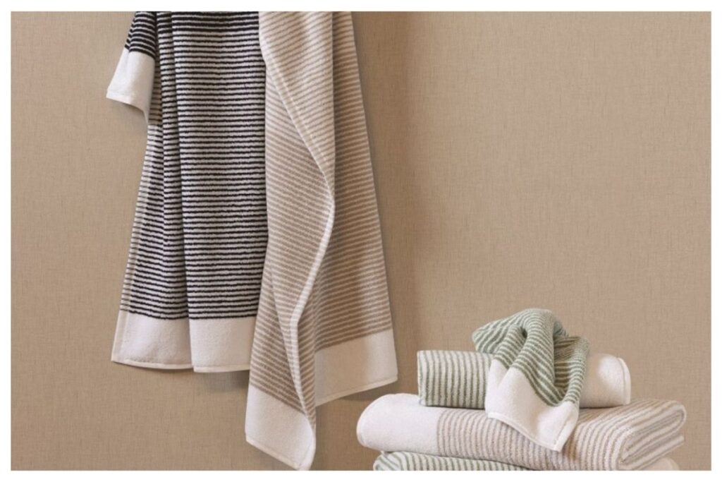 Colección toalla fantasía con bonita raya. Disponible en color negro, beig y verde cesped