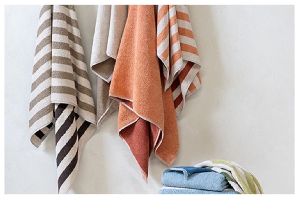 Colección de toallas que combinan rayas y colores lisos