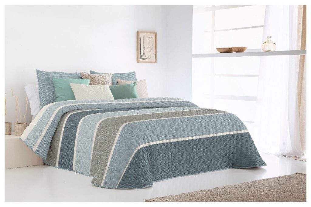 colcha bouti con diseño de rayas en tonos azules
