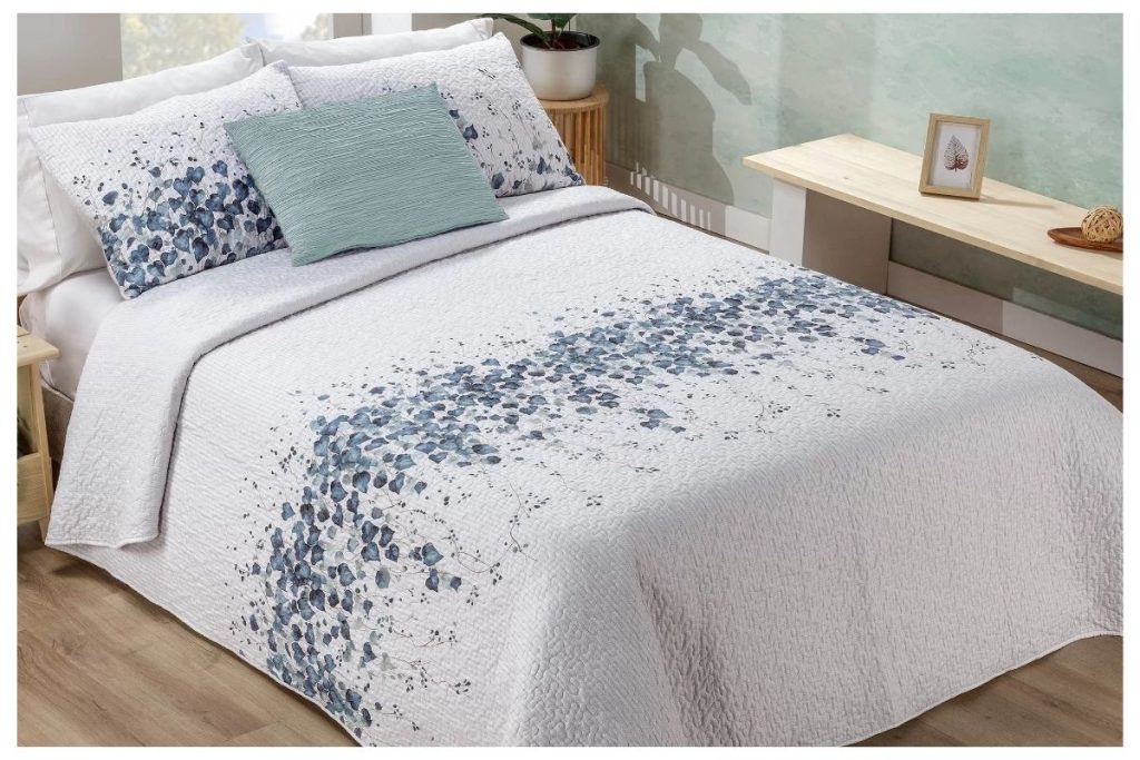 colcha bouti estampada y reversible con hojas en tonos azules